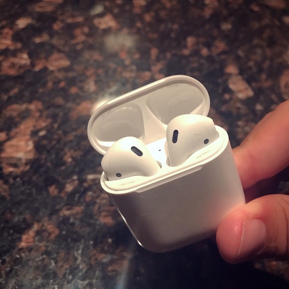 Apple AirPods Gen 1 - Picture 7 of 8